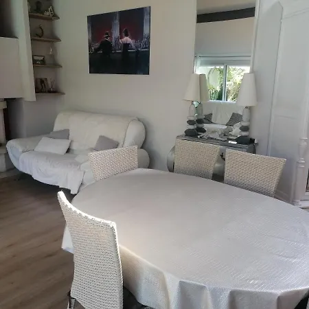 Дом отдыха Maison Calme Avec Piscine Palmiers 300m De La Centre *